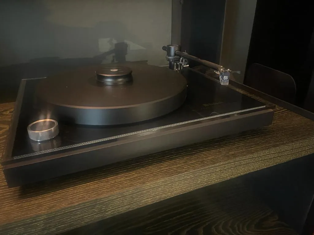 Hot Deal McIntosh MT2 - Precision Turntable | Pre-Owned  Limited Availability!